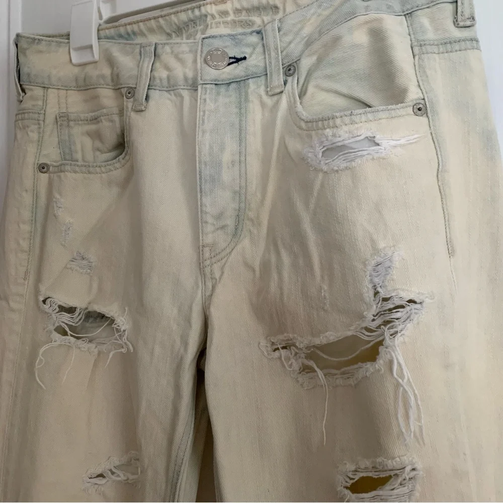 American Eagle Outfitters Light Wash Jeans - Picture 2 of 5